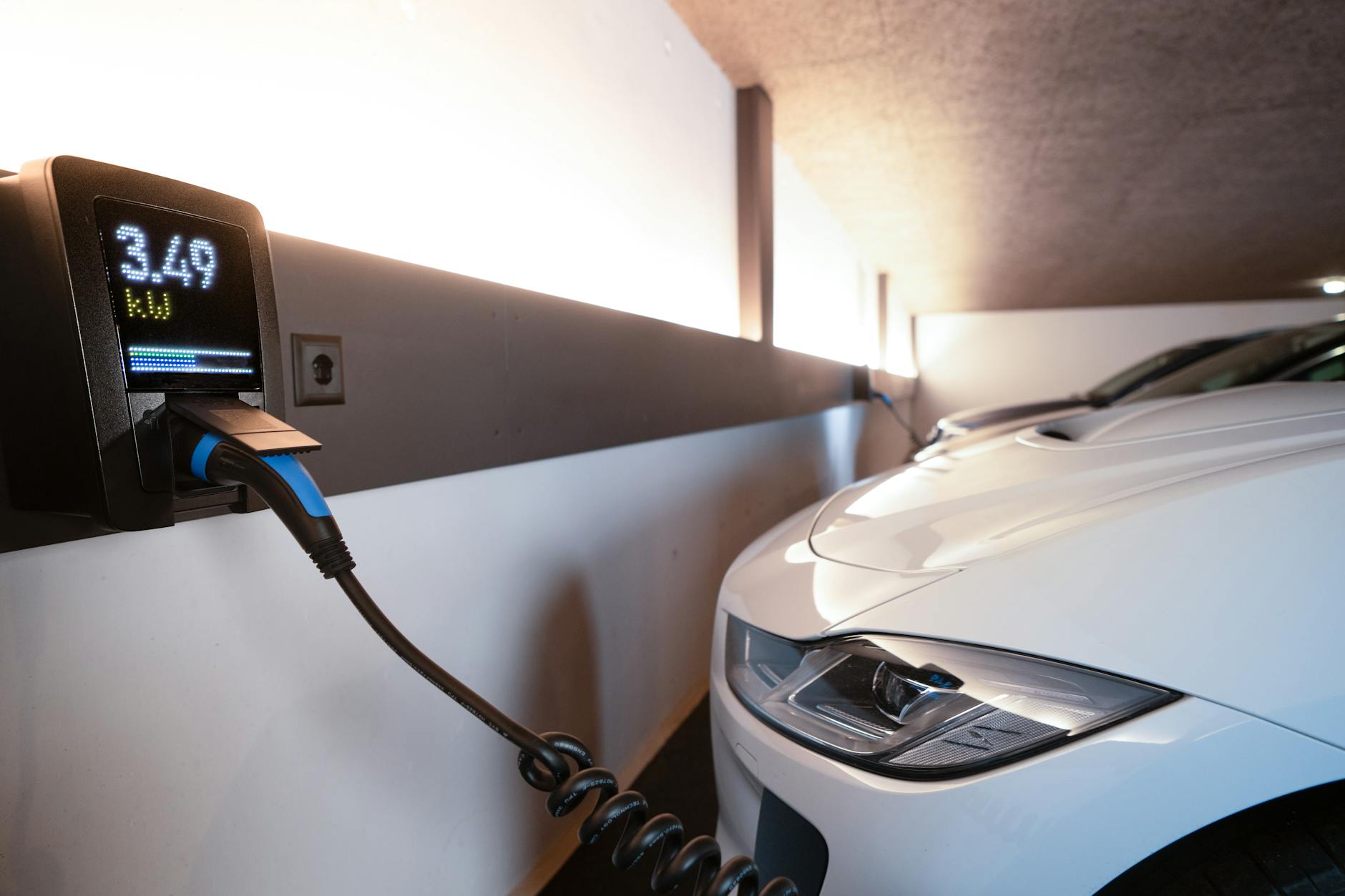 Electric vehicle charging station with multiple charging ports